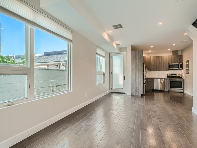 Building Photo - New 2BR/2BA Townhouse In RiNo!!!!!!