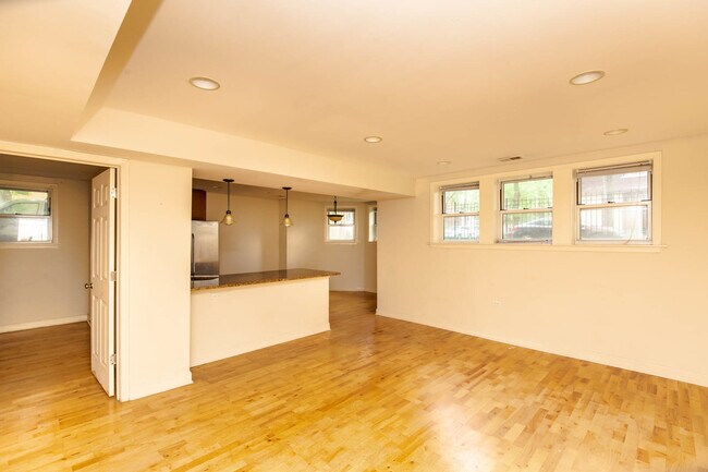 Building Photo - 6301 N Francisco Ave