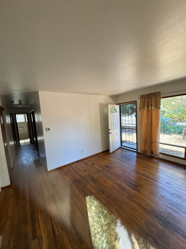Building Photo - Freshly Updated 3 Bedroom 1 bath Home with Garage, Fenced Yard & Pet Friendly!