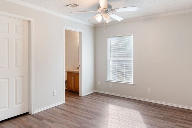 Building Photo - 115 Varsity Dr