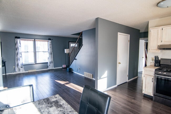 Building Photo - 15 Longwood Dr