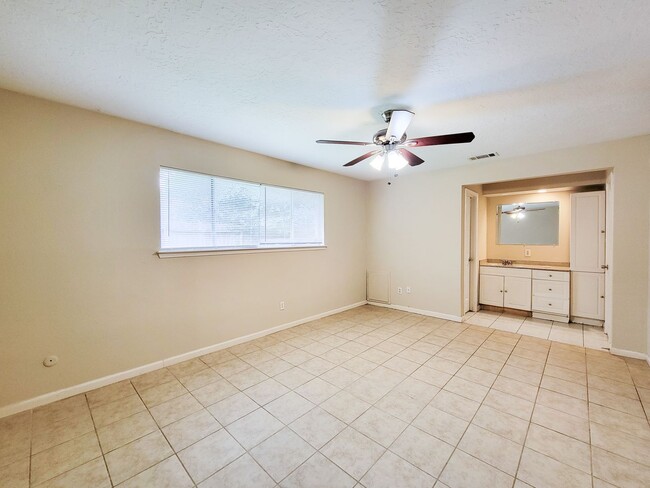 Building Photo - RECENTLY REMODELED 4 BEDROOM 2 BATH HOME I...