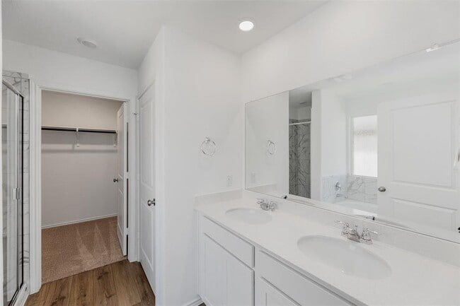 Building Photo - 627 Waterway Ave