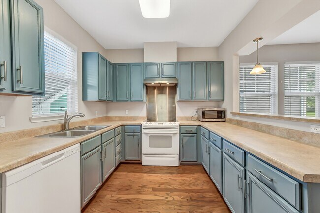 Building Photo - 4418 N Live Oaks Cir