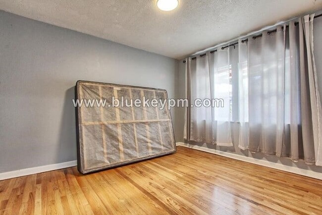 Building Photo - 3 Bed, 2 Bath Home Near Mill City Park in Portland