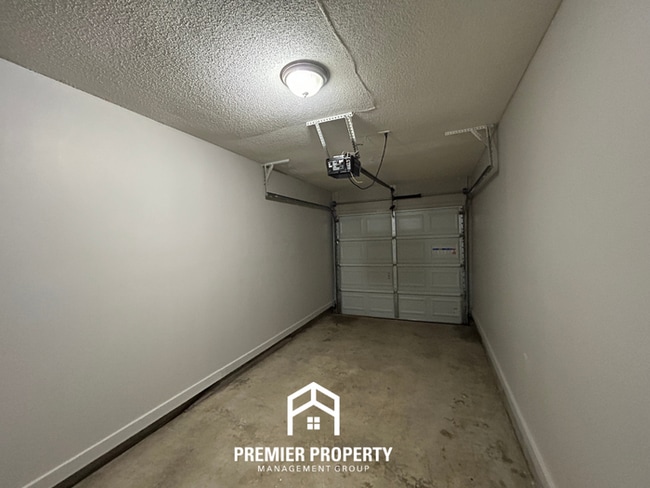 Building Photo - Cozy 3BR Home with Fireplace, Hardwood Floors & Fenced Yard in Memphis