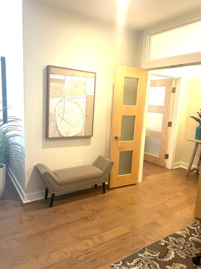 Building Photo - Gorgeous Fully Furnished 2BR/1BA Condo Ava...