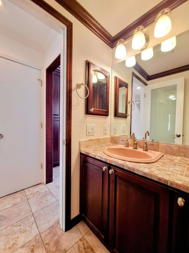 Building Photo - Beautiful 2bd Townhouse With Attached Garage, Private Patio, Pool/Hot Tub, & Clubhouse!