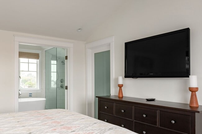 Building Photo - Luxurious 2-Bed, 2.5-Bath Coastal Retreat ...