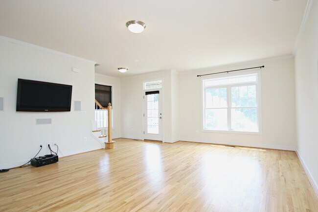 Building Photo - Spacious End-Unit Pantops Townhome