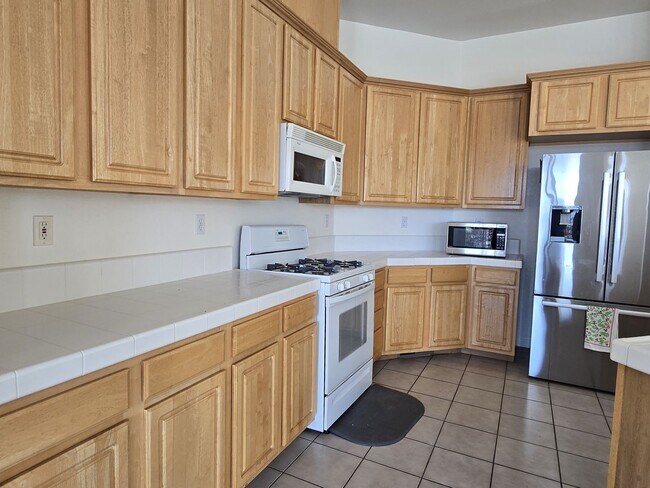 Building Photo - Beautiful single story home with over 1600...
