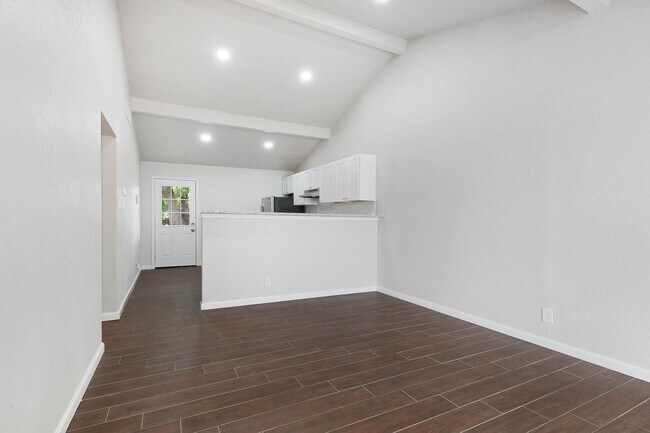 Building Photo - Renovated 2 Bedroom 1 Bath Near UTSA, Medi...