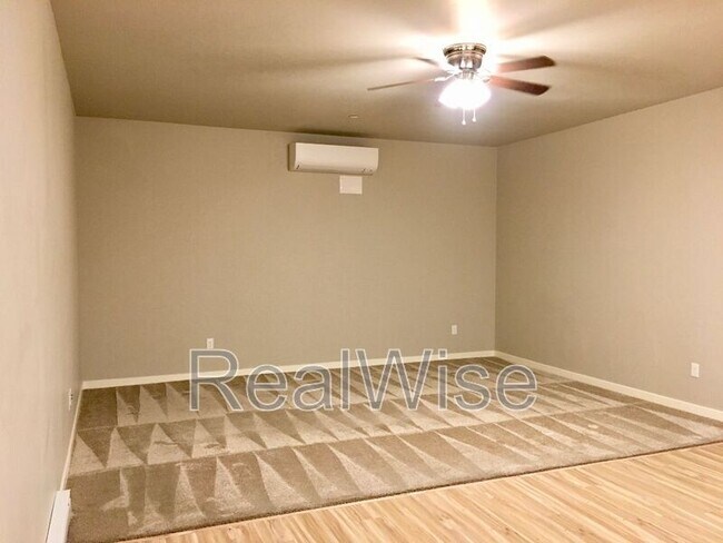 Building Photo - 502 SW Evergreen Ave