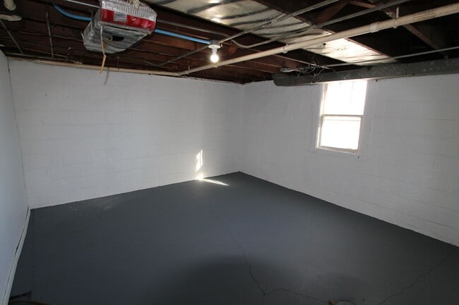 Building Photo - Spacious 3 bedroom 1.5 bathroom home with ...