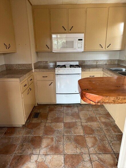 Building Photo - 497 Delle Dr