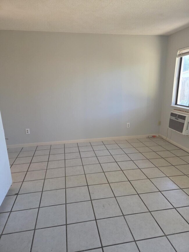 Building Photo - 14 Cape Dr NW