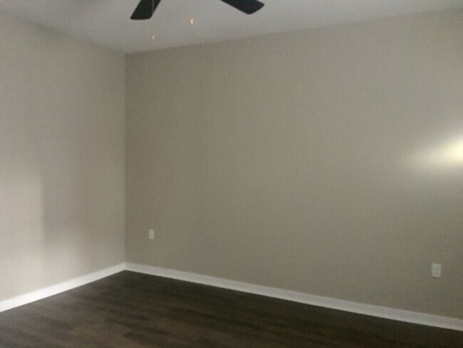 Building Photo - *** Duplex Style Apartment * Pet Friendly * Renovated * Available Now * Granite Counters * Stainl...