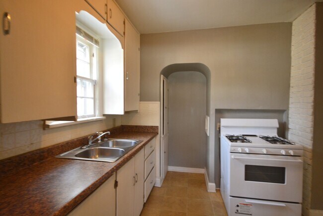 Building Photo - 2 Bedroom 1 Bathroom House with a Fenced-in Yard!