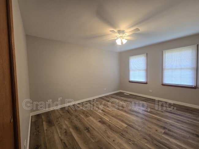 Building Photo - 1565 Old Barn Cir