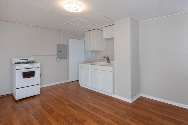 Building Photo - 9041-9049 NE Sandy Blvd