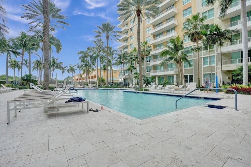 Building Photo - 700 E Boynton Beach Blvd