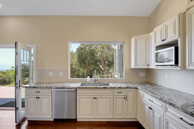 Building Photo - 3021 Hidden Valley Ln