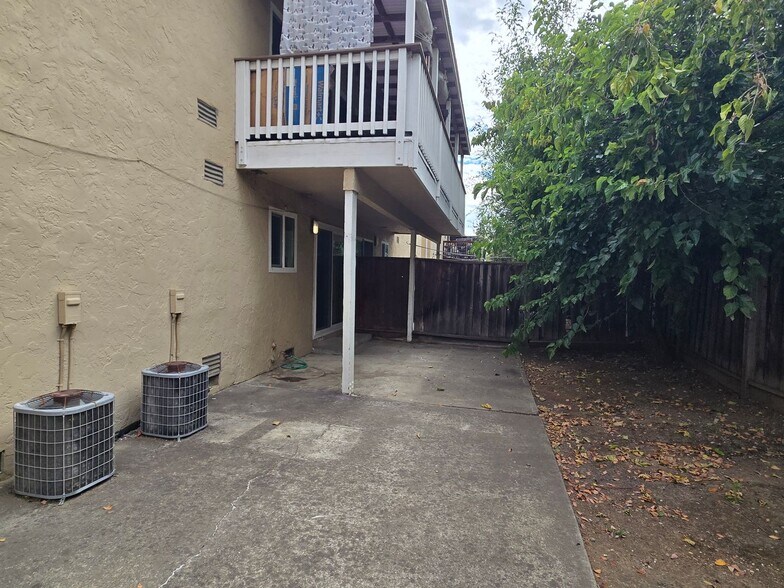 Building Photo - 7390 Rainbow Dr