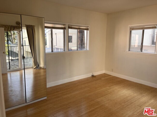 Building Photo - 133 S Elm Dr