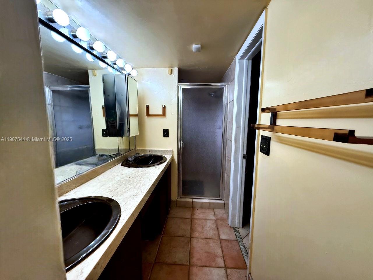 Building Photo - 1915 Country Club Prado