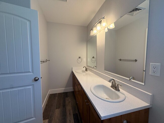 Building Photo - HONEYBEE5711-5713