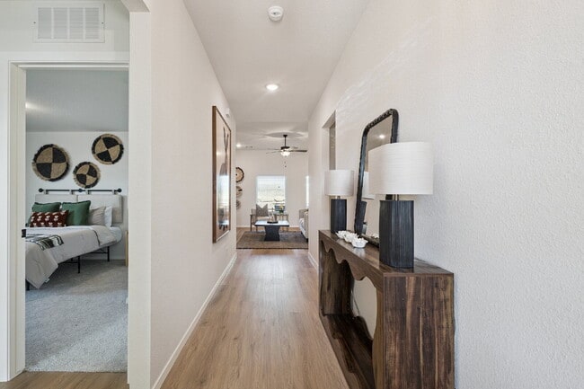 Building Photo - Fully Furnished 4 Bedroom