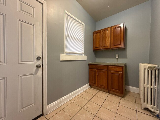 Building Photo - Spacious 3-Bedroom Home with Modern Interior Finishes