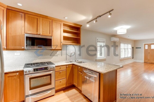 Building Photo - 3332 35th Ave S