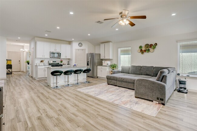 Building Photo - 7926 Murciana Dr