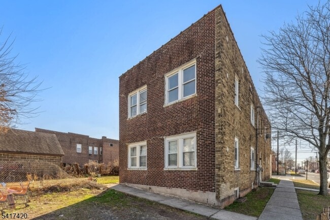 Building Photo - 1501 S Wood Ave