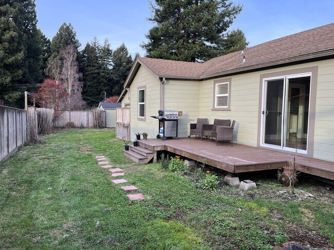 Building Photo - 3/1 Pet Friendly Cutten Home With Large Fe...