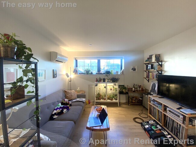 Building Photo - 10 Soden St