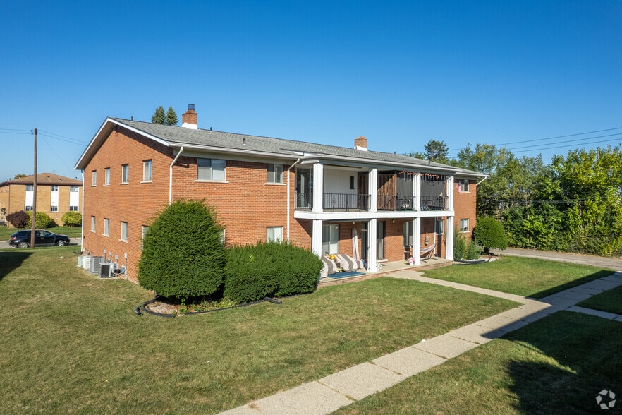 Primary Photo - Colonial Manor