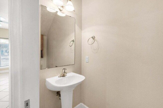 Building Photo - "Spacious 2-Bed Townhouse in Fort Walton Beach"