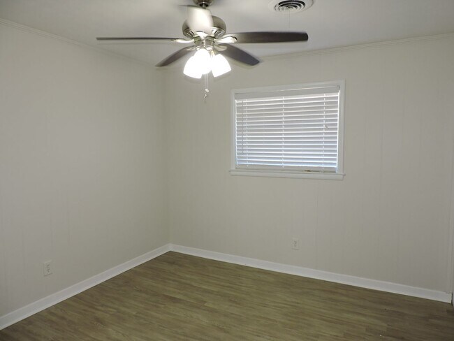 Building Photo - Convenient Northeast location!