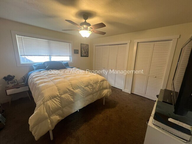 Building Photo - 10230 N Hillview Dr