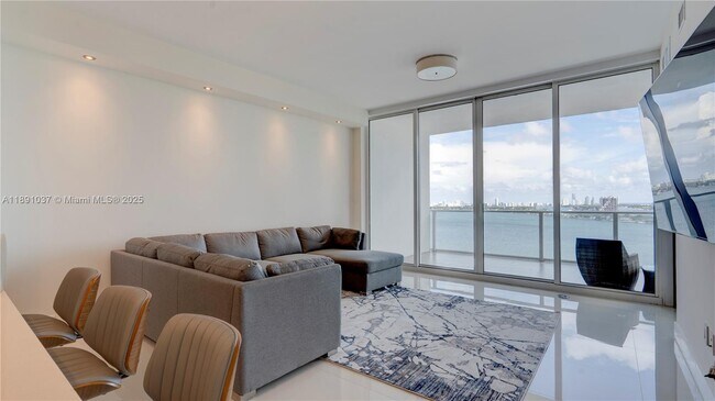 Building Photo - 2020 N Bayshore Dr