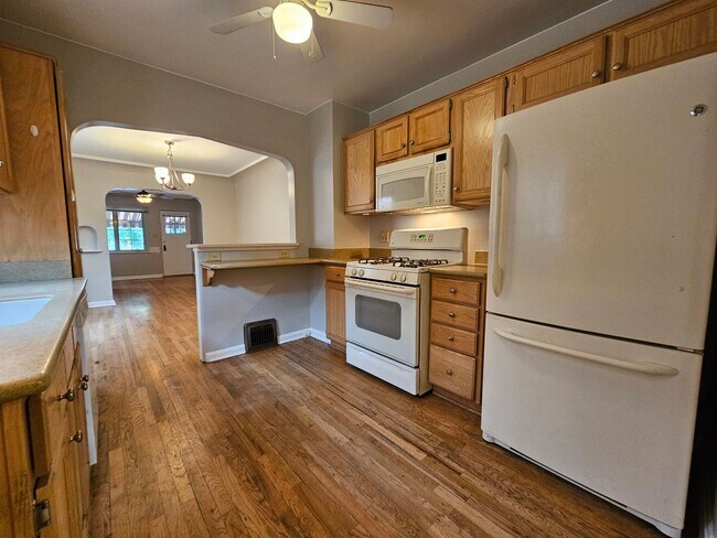 Building Photo - Alamo Placita Adorable 3 Bed 2 Bath Bungalow w/ CACH, Garage, Fenced Yard & More