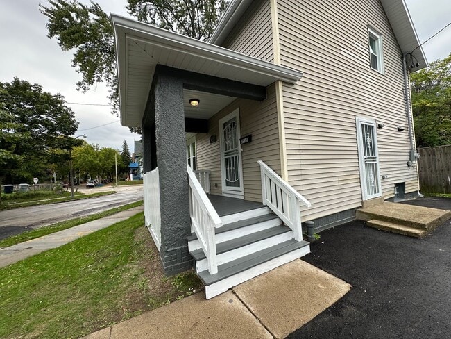 Building Photo - Renovated 2BR/1BA Rent to Own Home with Dr...