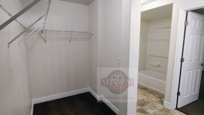 Building Photo - Great 3 Bed 2 Bath Sandy Condo!!