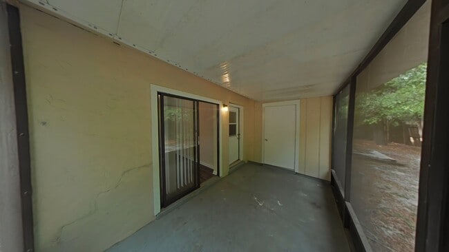 Building Photo - Lovely 2 Bed One Bath Duplex
