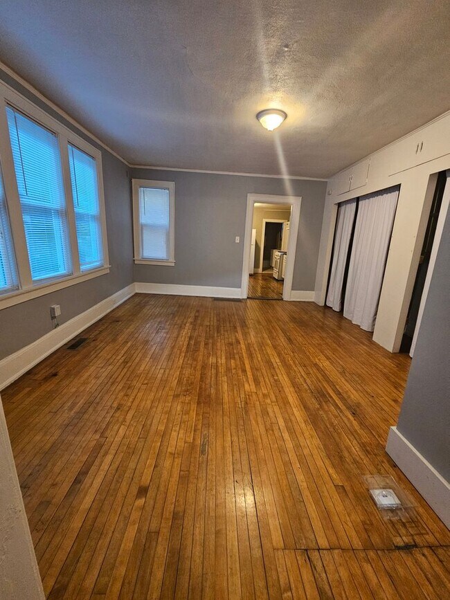 Building Photo - 3 Bedroom Single Family