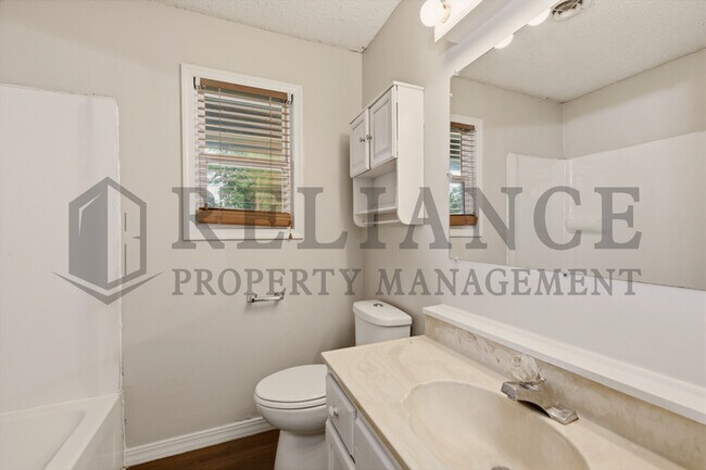 Building Photo - 903 E Osie St