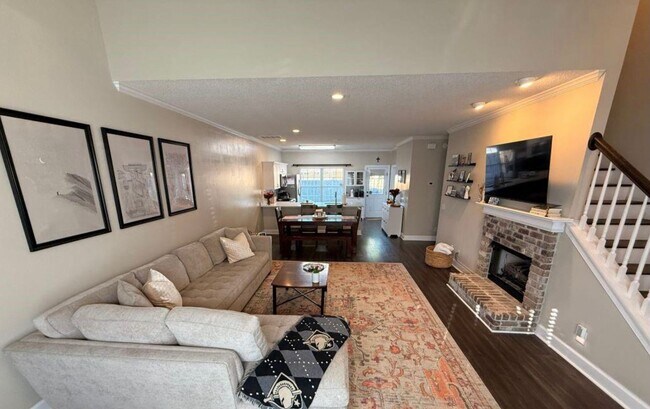 Building Photo - 3 Bed 2.5 Bath Single-Family Home