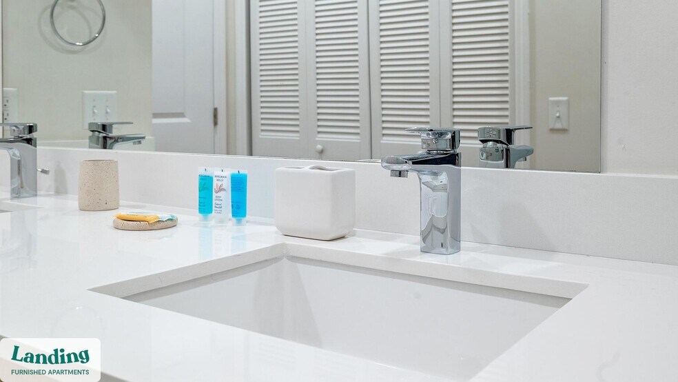 Building Photo - 5256 International Dr